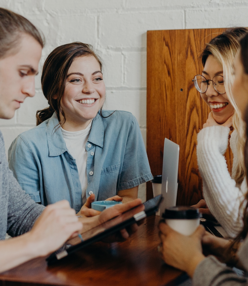 étudiants souriants travaillant